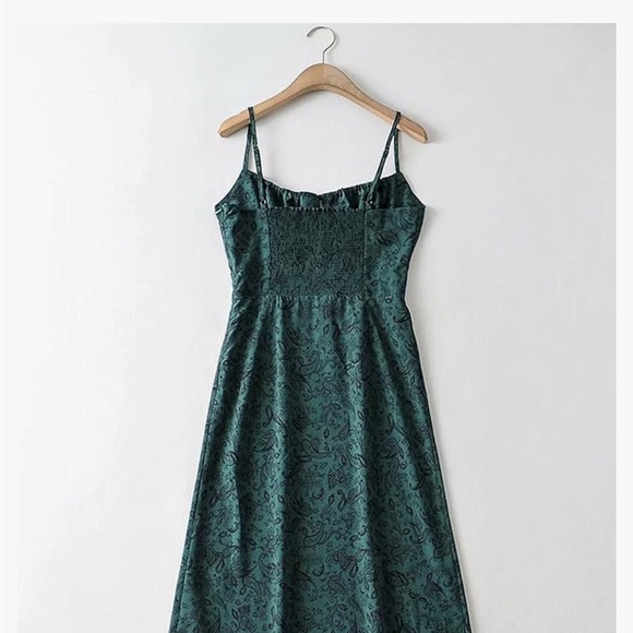 Elegant Green Paisley Dress - Picture 4 of 8
